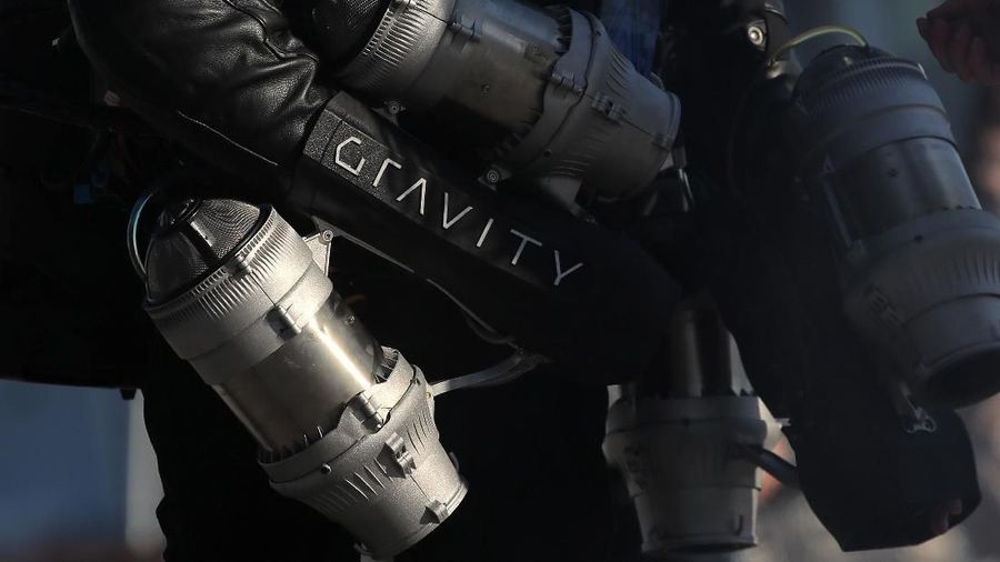 Sam Rogers, seorang pilot dan perancang asal Gravity Industries melakukan uji coba kostum Jet di Museum Angkasa Laut-Udara New York.