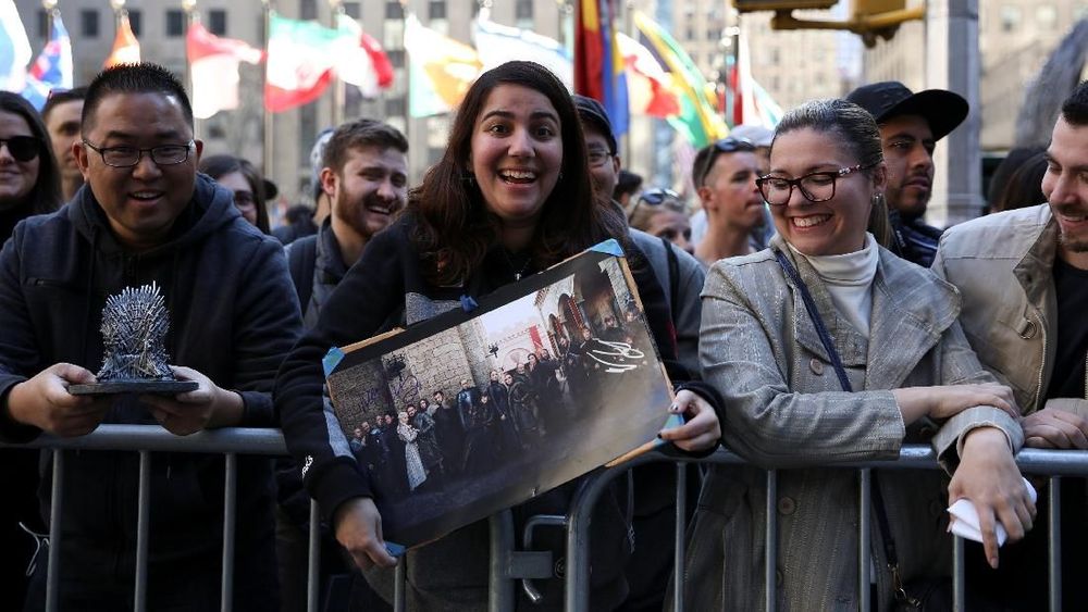 Warga New York Berebut Foto Duduki Kursi  Game  of Thrones 