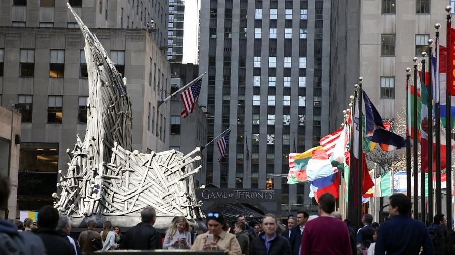 Kursi tahta, yang tingginya 35 'dan berat 20.000 pound, dikirim ke New York dengan dua semi-truk