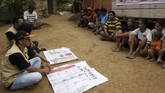 Di Gorontalo, KPU melakukan sosialisasi pada warga suku terasing Polahi di perbukitan Kecamatan Boliyohuto. Kegiatan tersebut diharapkan dapat mengajak warga suku Polahi untuk menggunakan hak suara dan mengikuti Pemilu untuk pertama kalinya pada 17 April mendatang. (ANTARA FOTO/Adiwinata Solihin/nz)