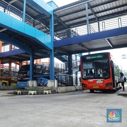 Tiru KA & Pesawat, Bus Wajib Jual Tiket Online?
