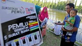 Di Aceh, relawan demokrasi Komisi Independen Pemilihan (KIP) Kota Banda Aceh melakukan sosialisasi pada pengunjung situs wisata sejarah Putro Phang di Banda Aceh. (ANTARA FOTO/irwansyah Putra/ama)