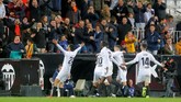 Bek Ezequiel Garay (kiri) merayakan gol Valencia ke gawang Real Madrid usai menerim umpan Daniel Parejo. (REUTERS/Heino Kalis)