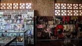 Di lantai atas, ada tempat untuk mengenang korban yang masih anak-anak. Ada foto mereka dengan ukuran besar, berikut informasi detail seperti mainan favorit, yang membuat terenyuh. (Photo by Jacques NKINZINGABO / AFP)