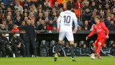 Pelatih Real Madrid Zinedine Zidane memberi instruksi saat Luka Modric menguasai bola. Modric tampil mengecewakan saat melawan Valencia. (REUTERS/Heino Kalis)