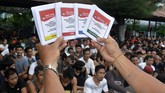 KPU melakukan sosialisasi Pemilihan Umum 2019 kepada warga binaan di Lapas Kerobokan, Bali guna memberikan informasi terkait Pemilu kepada warga binaan agar warga binaan dapat menyalurkan hak suaranya pada Pemilu 17 April mendatang. (ANTARA FOTO/Fikri Yusuf/ama)