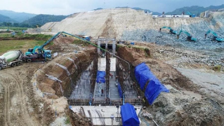 Sejak penandatanganan kontrak pada Februari 2015 silam, proyek itu tak langsung dibangun.