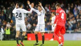Kapten Valencia Dani Parejo (kiri) dan Ezequiel Garay merayakan kemenangan atas Real Madrid dengan Sergio Ramos tertunduk lesu. (REUTERS/Heino Kalis)