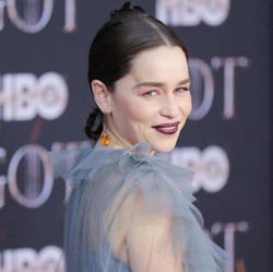 Perangi Corona, Emilia Clarke Lelang Kencan dengan Penggemar