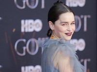Perangi Corona, Emilia Clarke Lelang Kencan dengan Penggemar