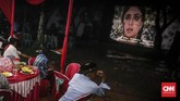 Suasana kumpul bareng saat menonton layar tancap menjadi hal yang tak bisa tergantikan oleh bioskop gedung. (CNN Indonesia/ Hesti Rika)
