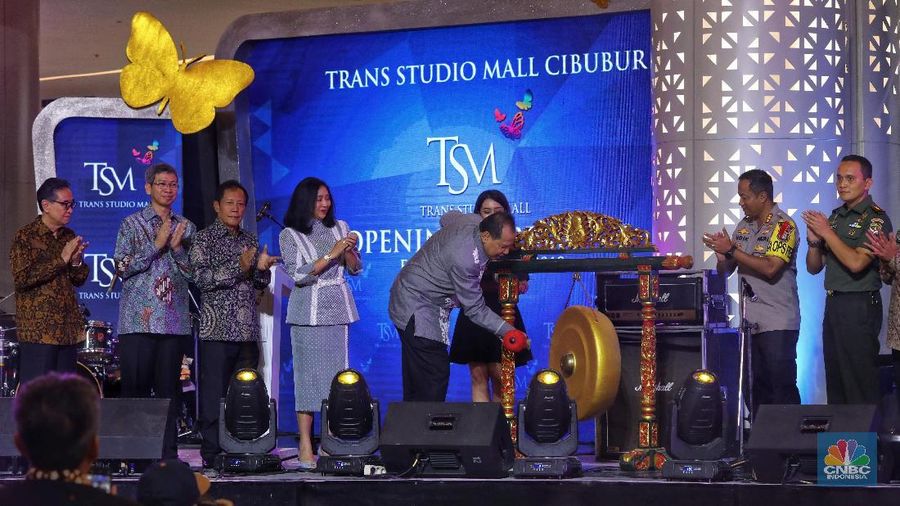 Malam minggu biasanya erat dengan hal romantis bersama pasangan, selain itu menjadi waktunya berkumpul bersama keluarga ataupun dengan teman-teman.