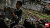 Sempat merasakan puncak kejayaan di era '80-an hingga '90-an, layar tancap mulai meredup saat masuknya bioskop gedung dan digitalisasi film. Kini layar tancap mulai terpinggirkan. (CNN Indonesia/ Hesti Rika)