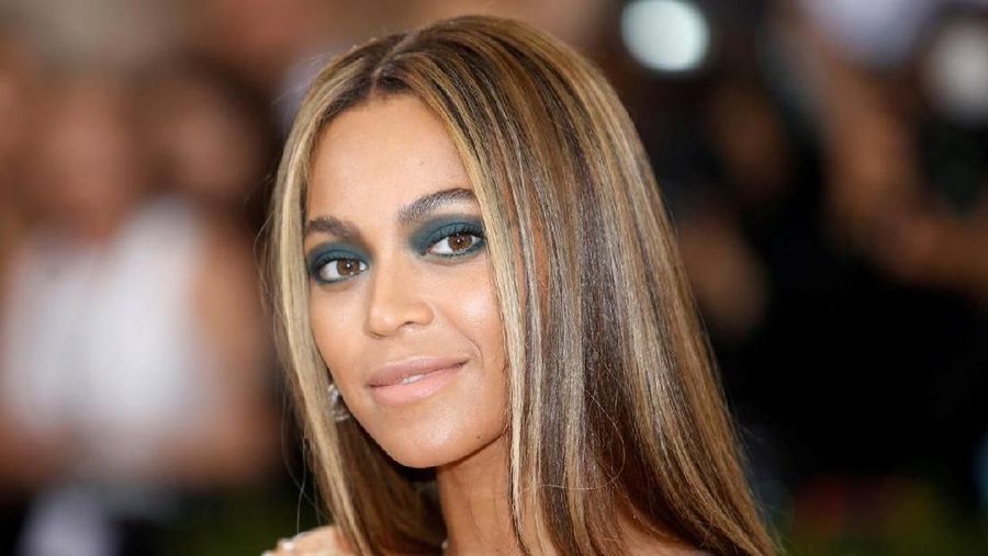 Beyonce juga menyebarkan kekayaannya di luar keluarganya, menyumbangkannya jauh dan luas, termasuk kepada para korban bencana alam dan pendidikan.