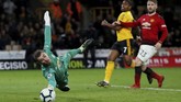 Kiper David De Gea diklaim ingin meninggalkan Manchester United setelah permintaan gaji £350 ribu per pekan ditolak klub. De Gea dikabarkan diminati Paris Saint-Germain. (Reuters/Andrew Boyers)