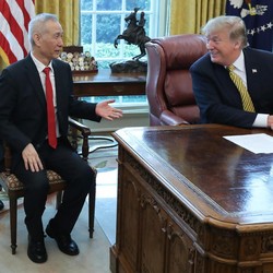 Duduk Bersebelahan, Trump & Liu He Bawa Aura Damai AS-China
