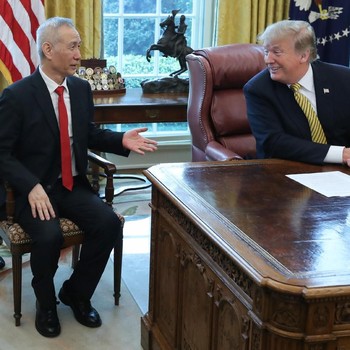 Duduk Bersebelahan, Trump & Liu He Bawa Aura Damai AS-China