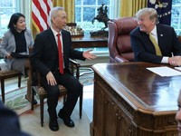 Duduk Bersebelahan, Trump & Liu He Bawa Aura Damai AS-China