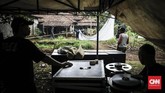 Layar tancap saat ini hanya dinikmati sebagian warga pinggiran Jakarta, biasanya diputar saat ada perayaan, seperti pernikahan atau syukuran. (CNN Indonesia/ Hesti Rika)