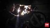 Harga sewa layar tancap bervariasi tergantung lokasi pemutaran dan judul film yang diminta. Film dengan aktor laga tempo dulu memiliki tarif sewa yang lebih mahal. (CNN Indonesia/ Hesti Rika)