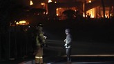 Presiden Moon Jae-in pun memerintahkan penggunaan seluruh sumber daya yang ada untuk membantu pemadaman api. (Yonhap via Reuters)