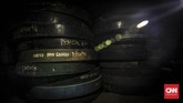 Tak hanya memiliki film 35 mm yang lebih modern, Pendi Film juga mempunyai beberapa koleksi lawas film 16 mm. (CNN Indonesia/ Hesti Rika)