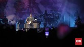 Tampil nyaris tanpa cela, John Mayer seakan menyentuh hati siapa saja yang menontonnya malam itu. (CNNIndonesia/Safir Makki)