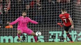 Shane Long sempat membuat kejutan dengan mencetak gol keunggulan Southampton 1-0 atas Liverpool. (REUTERS/David Klein)