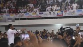 Calon Presiden nomor urut 01 Joko Widodo berpidato saat kampanye di Gedung Serbaguna Rambate Rata Raya, Asahan, Sumatera Utara, Sabtu (6/4/2019). Pasangan Jokowi-Amin menargetkan minimal 70 persen suara di Kabupaten Asahan dan 65 persen suara di Provinsi Sumatera Utara. ANTARA FOTO/Akbar Nugroho Gumay/