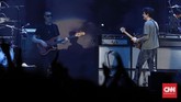 Malam itu ditutup secara manis oleh John Mayer dengan dibawakannya 'Gravity'. Tanpa diperintah, para penonton menyalakan flashlight di ponselnya. Dengan syahdu, sang idola pun mengakhiri konsernya malam itu. (CNNIndonesia/Safir Makki)
