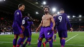 Mohamed Salah melakukan selebrasi dengan rekan setimnya usai membawa Liverpool unggul 2-1 atas Southampton. (Reuters/Andrew Couldridge)