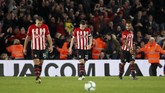 Southampton pun mengakhiri laga dengan kepala tertunduk. Hasil positif ini mengantar Liverpool kembali ke puncak klasemen dengan keunggulan dua poin dari Manchester City. (REUTERS/David Klein)