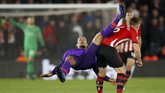 Bek andalan Liverpool Virgil van Dijk pun harus jatuh bangun menghalau serangan balik berbahaya dari Southampton. (REUTERS/David Klein)