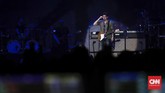 John Mayer adalah bintang utama di panggung malam hari itu, namun alih-alih tampil bagai musisi kenamaan pada umumnya dengan kostum mewah, ia tampil layaknya 'manusia biasa'. Malam itu, ia hanya mengenakan kaus polos berwarna hijau dan celana jeans. (CNNIndonesia/Safir Makki)