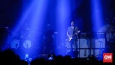 Konser perdana John Mayer di Indonesia sukses digelar pada Jumat (5/4) di ICE BSD, Jakarta. Sejak pukul empat sore, antrean sudah mengular sampai ke tepi jalan raya. (CNNIndonesia/Safir Makki)