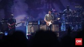 Sebelum tampil di konsernya, John Mayer meminta para penggemarnya memilih lagu yang ingin mereka dengar lewat fitur voting di Instagram. Lagu yang ia tawarkan adalah 'Edge of Desire' dan 'Dreaming With a Broken Heart'. Ternyata lagu yang penonton Indonesia pilih adalah 'Edge of Desire'. (CNNIndonesia/Safir Makki)