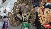 Pawai kostum ikut meramaikan parade kampanye terbuka pasangan Jokowi-Ma'ruf Amin di Kota Tangerang. (CNN Indonesia/Andry Novelino).