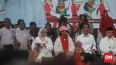Jokowi dan Ma'ruf terlihat didampingi istri mereka masing-masing dalam kampanye terbuka di Tangerang. (CNN Indonesia/Andry Novelino).