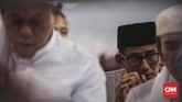 Sementara sebelum memaparkan kampanye, Prabowo dan Sandi menyempatkan diri salat Subuh bersama pendukung yang hadir. (CNN Indonesia/Hesti Rika)