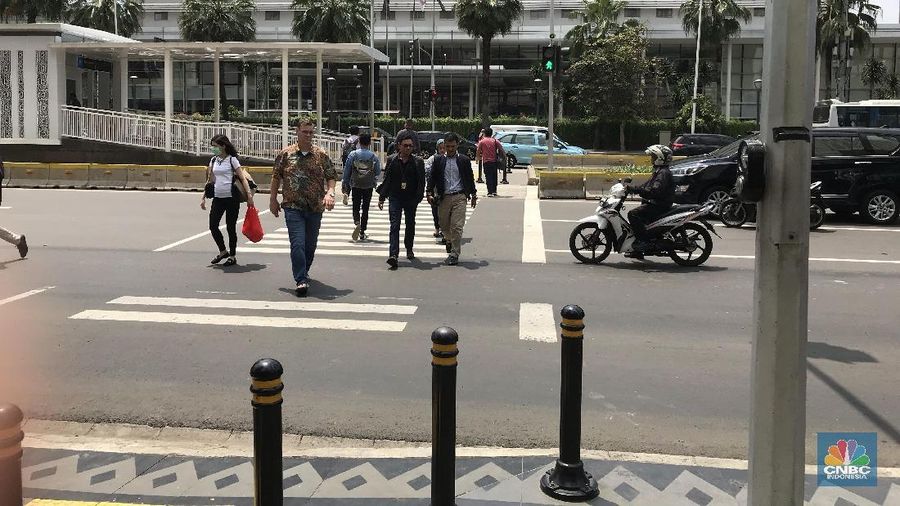 Pejalan kaki yang terhubung dengan tranportasi umum seperti MRT justru meningkatkan kesehatan dan membuat pikiran jadi lebih fresh.