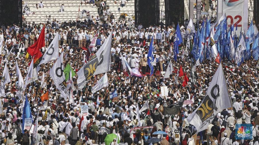 Sekitar 1 juta orang menghadiri acara kampanye terbuka Prabowo-Sandi yang dimulai dengan shalat subuh berjamaah dilanjutkan dengan dzikir dan doa munajat bersama lalu dilanjut dengan pidato Sandiaga dan Prabowo. (CNBC Indonesia/Andrean Kristianto)Sekitar 1 juta orang menghadiri acara kampanye terbuka Prabowo-Sandi yang dimulai dengan shalat subuh berjamaah dilanjutkan dengan dzikir dan doa munajat bersama lalu dilanjut dengan pidato Sandiaga dan Prabowo. Sekitar 1 juta orang menghadiri acara kampanye terbuka Prabowo-Sandi yang dimulai dengan shalat subuh berjamaah dilanjutkan dengan dzikir dan doa munajat bersama lalu dilanjut dengan pidato Sandiaga dan Prabowo. (CNBC Indonesia/Andrean Kristianto)