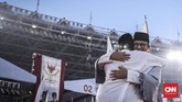 Kampanye terbuka itu juga dihadiri Gubernur DKI Jakarta, Anies Baswedan. Ia memeluk Cawapres nomor urut 02 Sandiaga Uno di atas panggung. (CNN Indonesia/Hesti Rika)