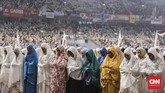Capres dan cawapres nomor urut 02, Prabowo Subianto-Sandiaga Uno menggelar kampanye akbar terbuka di Stadion Utama Gelora Bung Karno (SUGBK), Minggu (7/4). Para pendukung sudah datang sejak dini hari dan menyempatkan salat Subuh berjamaah. (CNN Indonesia/ Hesti Rika)