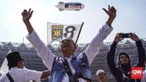 Berbagai bendera partai pendukung memeriahkan kampanye akbar yang berlangsung hingga sekitar pukul 10.00 pagi itu. (CNN Indonesia/Artho Viando)