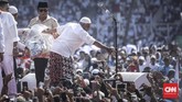 Prabowo juga menerima sumbangan dari pendukungnya, seperti yang pernah terjadi beberapa waktu lalu. Prabowo menegaskan massa yang hadir di SUGBK kali itu datang dengan ikhlas dan sukarela, tanpa bayaran, malah dirinya yang disumbang. (CNN Indonesia/Hesti Rika)