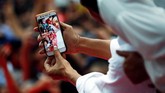 Dalam kesempatan ini, seperti biasa, Jokowi mengajak para simpatisan dan pendukungnya berfoto selfie. (REUTERS/Willy Kurniawan).