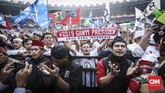 Sementara massa di bawah panggung mengucap doa sekaligus membentangkan spanduk dan menggoyang-goyangkan bendera. (CNN Indonesia/ Hesti Rika)