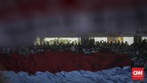 Selain bendera partai, merah putih raksasa juga terbentang dan dibawa bergilir oleh massa pendukung Prabowo. (CNN Indonesia/ Hesti Rika)