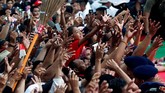 Para simpatisan dan pendukung tampak berebut berjabat tangan dengan Jokowi di atas panggung. (REUTERS/Willy Kurniawan).