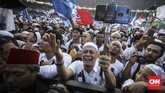 Massa selalu menyambut semangat uraian-uraian Prabowo, meski ia menyisipinya dengan beberapa candaan. (CNN Indonesia/ Hesti Rika)